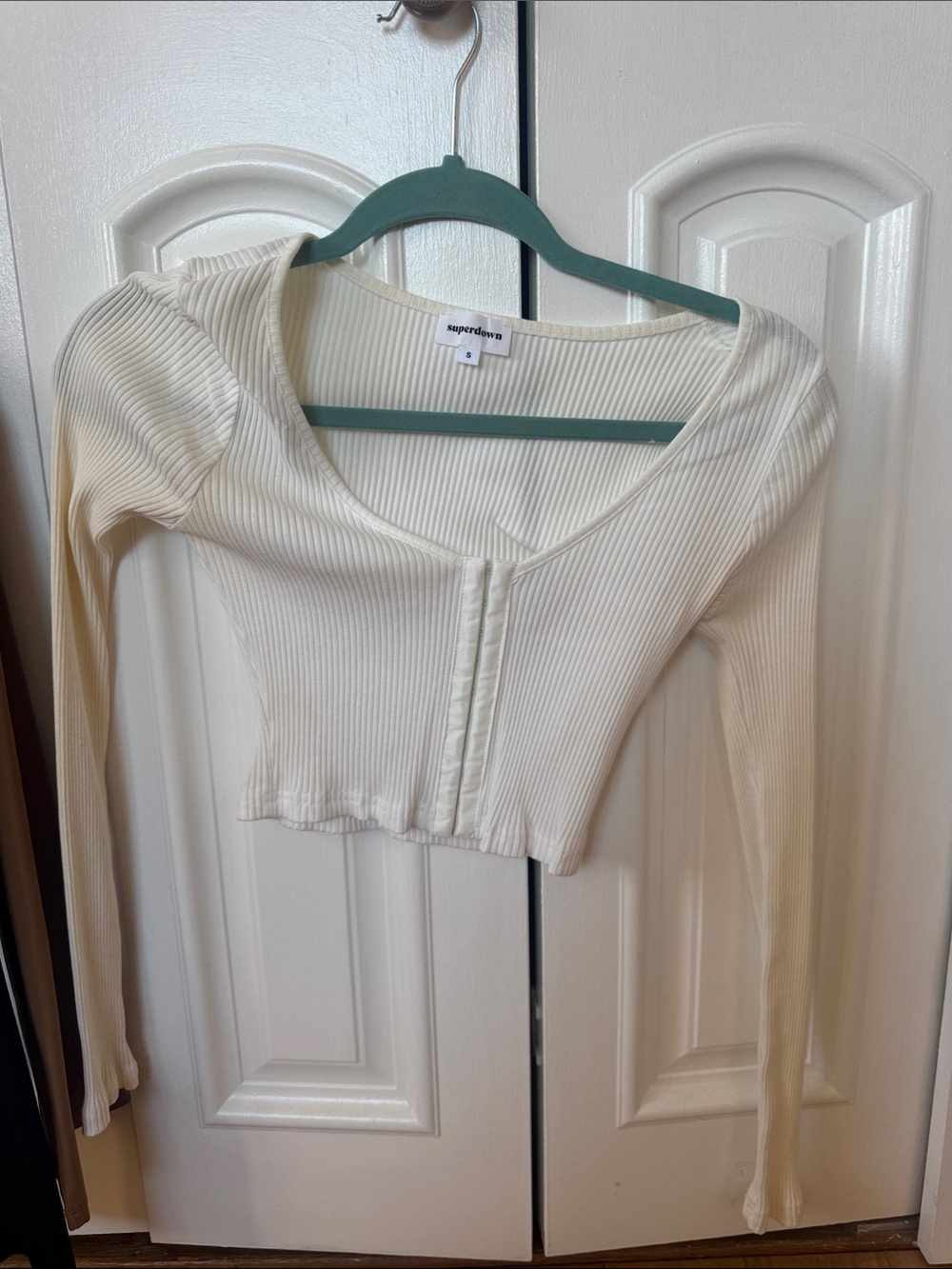 superdown Ribbed Ivory Long-Sleeve Cropped Tee
